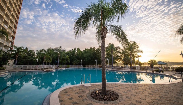 Chic Lakefront Resort just short drive to Disney!
