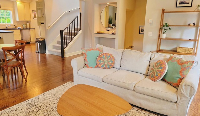 Classic Admiral District Townhome - 3 bedrooms, 31/2 baths, sleeps 6 in Seattle