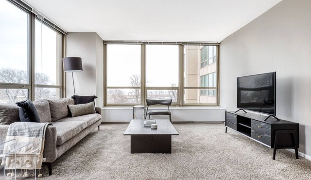 Classic Lakeview 2BR w/Deck, Pool & Gym, nr Lincoln Park, by Blueground in Chicago