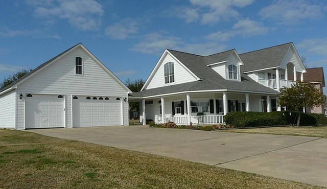 Combine your stay with the best of vacation and recreation in this true manor in Willis