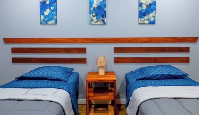 Comfortable 2-bedroom retreat nestled in the vibrant West End- Apt#4 in West End