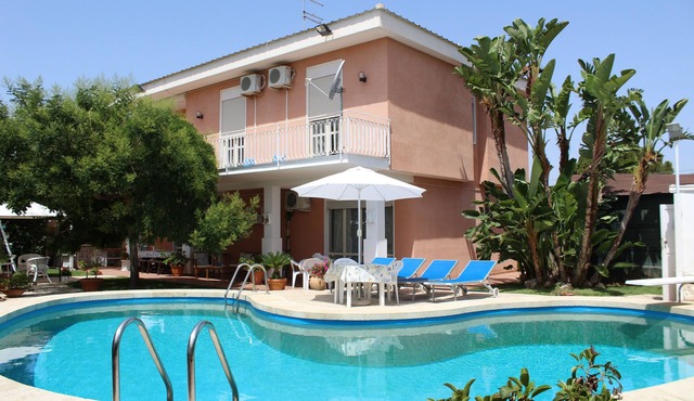 COMFORTABLE POOL VILLA WITH LARGE GARDEN SURROUNDING WHITE FOUNTAINS in SIRACUSA