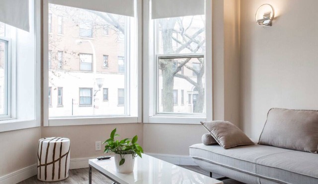 Contemporary 2BR Flat Right Next to Wrigley Field & Transit ❤️ Cubs! in Chicago