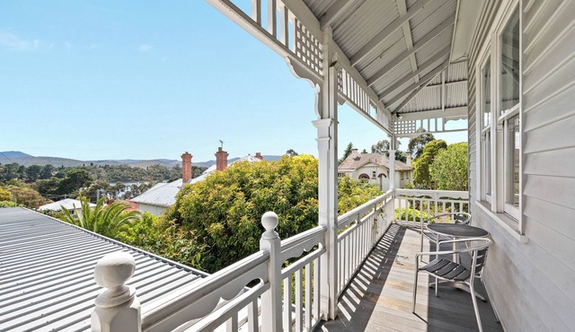 Cornelian Bay Hideaway close to CBD in New Town