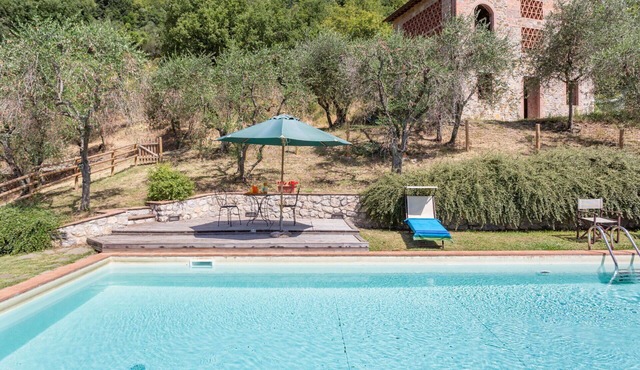 Cosy apartment in villa with WIFI, pool, TV, patio, pets allowed and panoramic view, close to Lu. in San Concordio Di Moriano