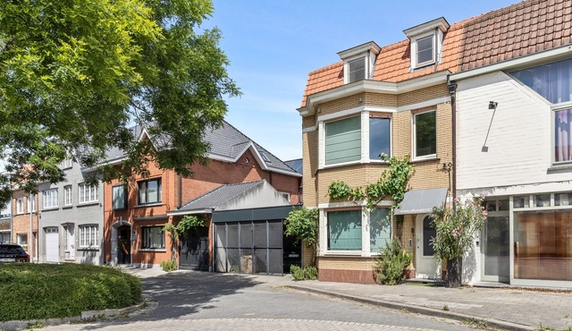 Cosy large townhouse next to free parking and bus to Bruges in Brugge