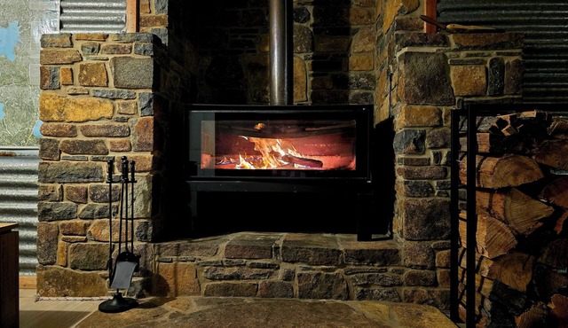 Cosy water view cabin in amongst the pristene wilderness of Central Highlands in Doctors Point