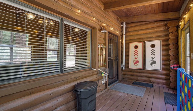 Covered Deck, Private Acreage: Log Cabin in Pine in Pine