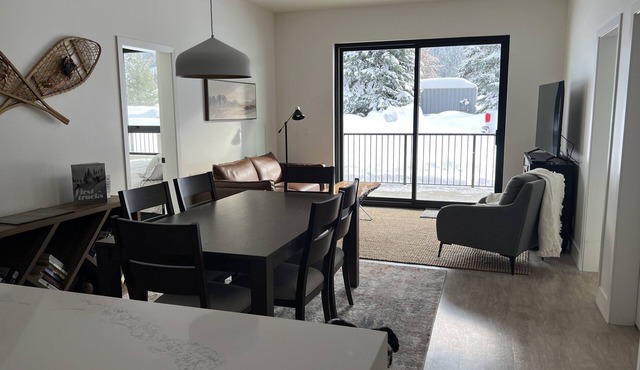 Cozy & bright mountain getaway. Enjoy a soak after a hard day's play! in Revelstoke