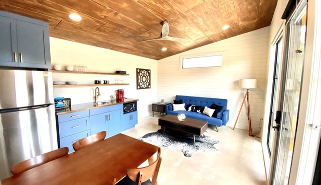 Cozy & Cute Modern Tiny house close to wineries, wedding venues, and outdoor fun in Dripping Springs
