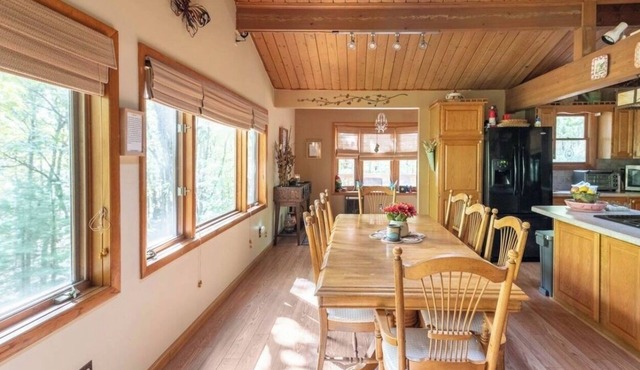Cozy Elevated Cabin in the Woods, Fire Pit + Lake Access in Dingmans Ferry