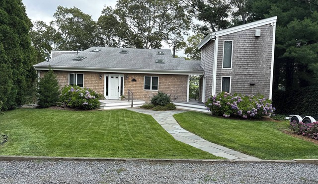 Cozy studio with water views. AC,WiFi, full kitchen, private entrance and patio. in Tisbury