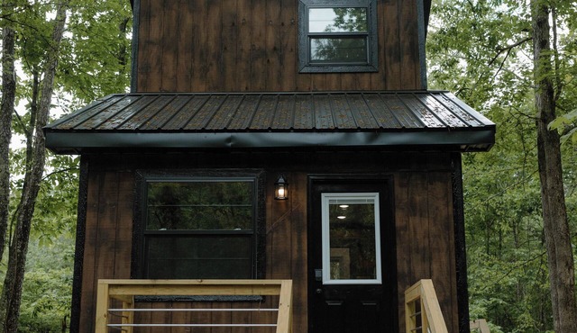 Cozy Tiny Home in the woods of Middle Tennessee with AC and high speed internet in Summertown