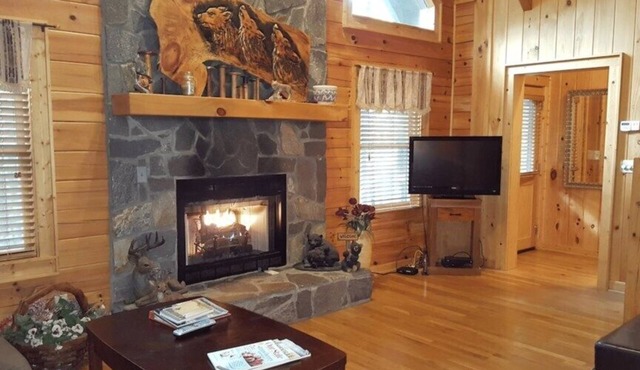 Crazy Wolf is a cozy 2 bedroom cabin close to the heart of Maggie Valley, Htub in Maggie Valley