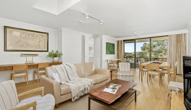 Cremorne - SPF13 - Spofforth Street - Sunny 2BR Apartment with Balcony Parking Near Cremorne Shops Transport in Cremorne