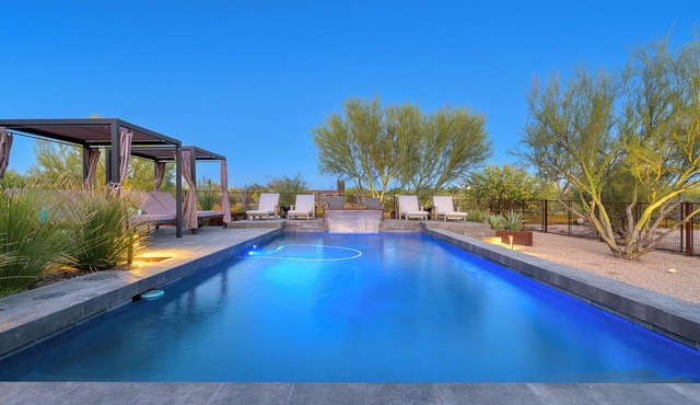 Custom Desert Modern 5 bedroom including Casita! Pickleball, Hot-Tub, Put-Put in Cave Creek