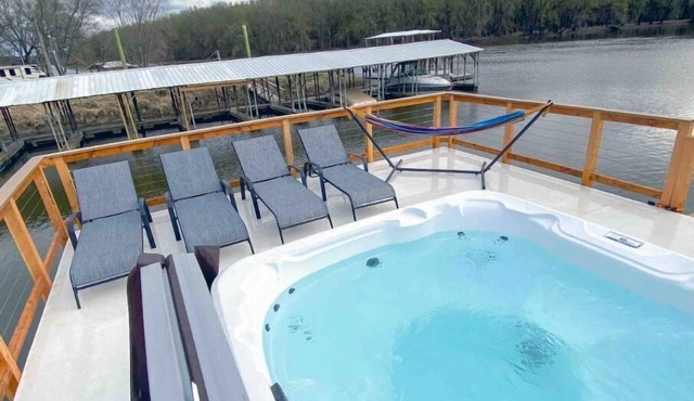 Custom Floating Cabin on Mississippi River backwater with a HOT TUB!