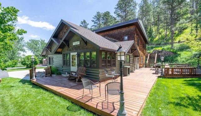 Deer Glen Lodge Thirty Minutes from Mt Rushmore - In Rapid City On Canyon Lake Thirty Minutes from Mt Rushmore in Rapid City