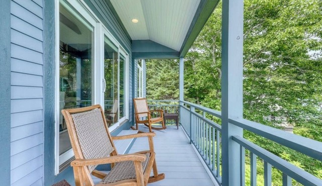 Delightful oceanfront home with amazing views, wrap-around deck & two fireplaces in Westport