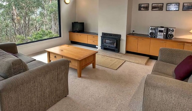 Delmonte | Modern home set on a large bush block located near Hydro Majestic in Medlow Bath
