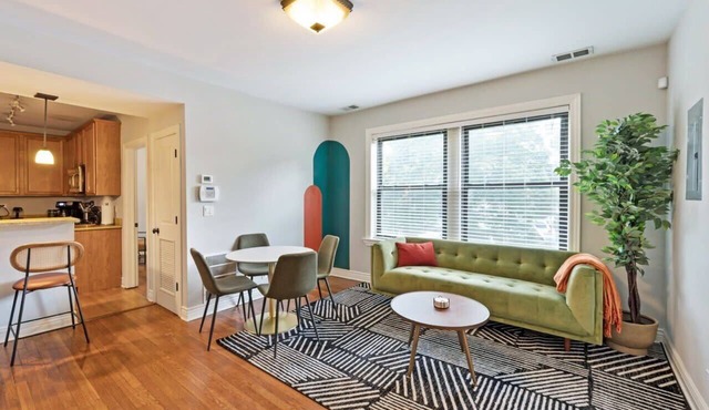 Designer Apartment 10 Min Walk to Wrigley! in Chicago