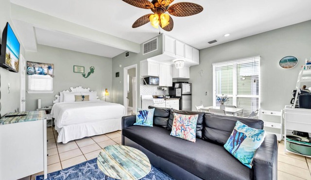 Destin Crystal Beachside Escape~Steps to Beach & Pool~Prime location in Destin