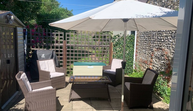 Detached cottage in lovely village setting in Clanfield