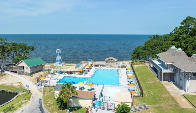 Dockside Dream: Canalfront, Hot Tub, Elevator in Kill Devil Hills