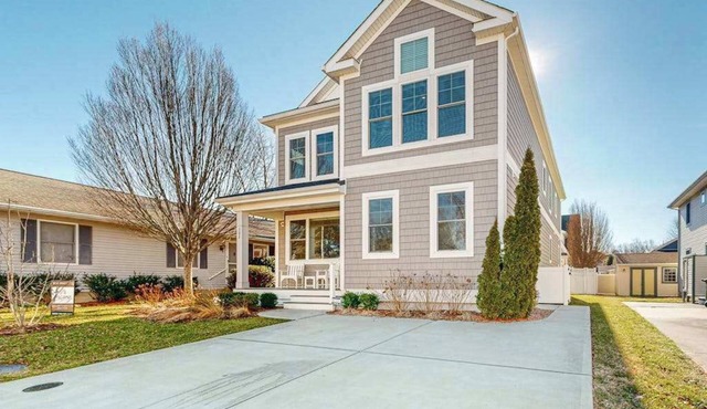 Downtown home near the ocean with enclosed yard, WiFi, AC & beach gear - dogs OK in Rehoboth Beach