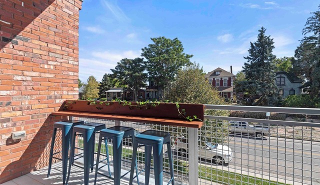 Downtown RiNo condo 1 block from top breweries and restaurants, monthly stays in Denver