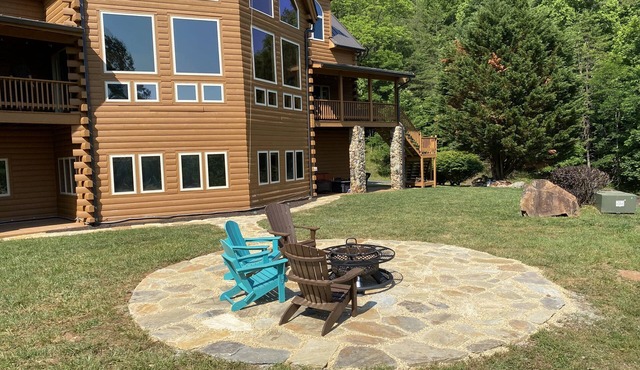 Dramatic Remodeled Log home with everything! in Franklin