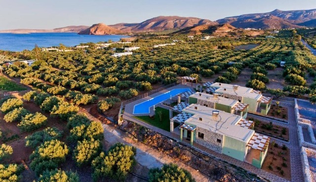 Dream accommodation with pool near the beach in Kouremenos