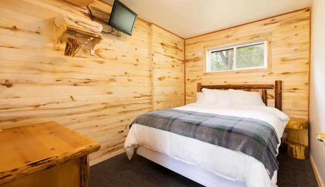Duplex 2 Queen Bedroom Full Bath Full Kitchen 10 Minutes from West Glacier Park!