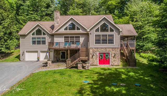 Elegant & Grand 4 BR/3 Bath Home w/ Lake & Dock in Poconos Near Honesdale, PA in Honesdale