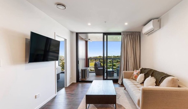 Ellerslie Escape: 2BR + Balcony! in Auckland
