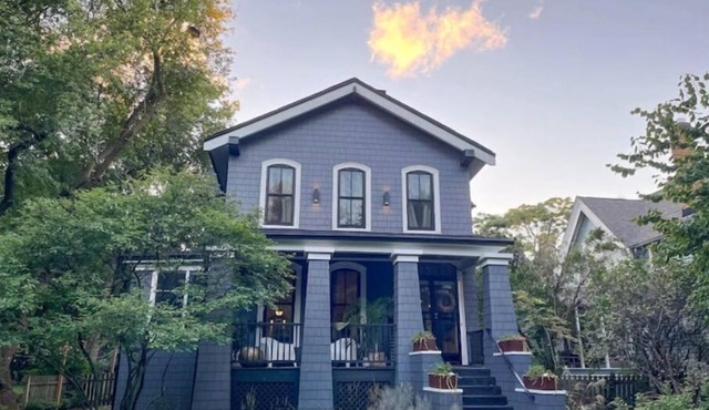 Evanston Historic Italianate - Walk to the Beach, 20 min to downtown Chicago! in Evanston