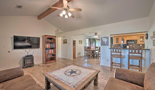 Evolve Hempstead Cottage Covered Porch and Views! in Hempstead