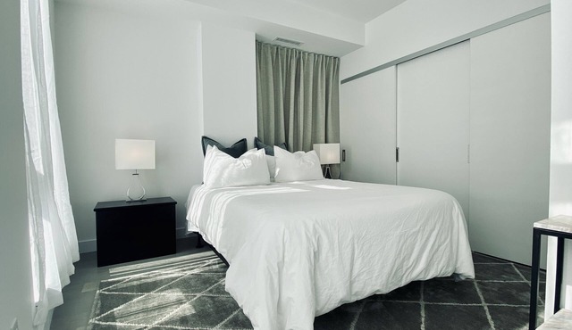 Executive 2 bed 2 bath condo - Kingsway Crescent in Toronto