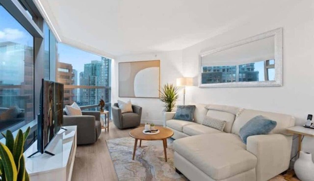 Executive Downtown Suite with Great City Views in Vancouver