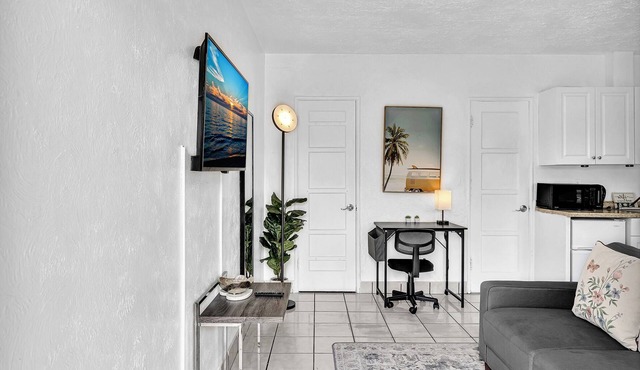 Executive Studio @ Hollywood Blvd & Near Beach
