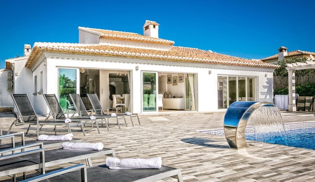 Experience Unrivalled Luxury: Private 6-Bed Villa Escape with Hot Tub, Bar, WiFi in Costa Nova