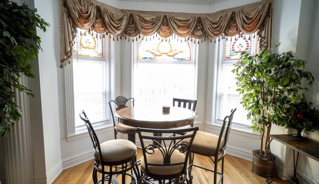 Extra Large Authentic Chicago Graystone walk to Wrigley, Lakefront & Restaurants in Chicago