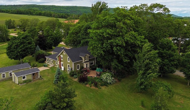 Foot of the Mountain Farmhouse-great location for exploring the valley! in Canning