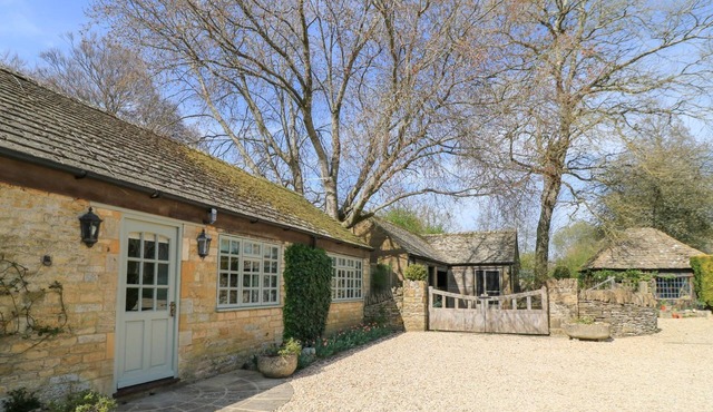 FOXHILL FARM BARN, romantic, with a garden in Bourton-On-The-Water in BOURTON ON THE WATER