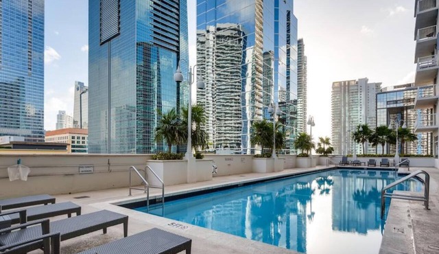 FREE Parking 2 King Beds Brickell 1BR Pool Gym in Miami