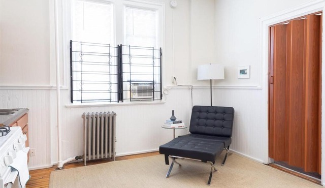 FRONTDESK Classic Studio Apt in West Town in Chicago