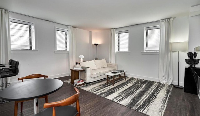 FRONTDESK Hyde Park Studio Apt with Lake View in Chicago