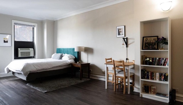 FRONTDESK Pleasant Studio Apt near South Shore in Chicago