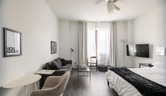 FRONTDESK Trendy Studio Apt near Lake Michigan in Chicago