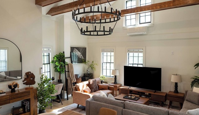 Full House · Huge 6BR 3Bath Retreat on College Hill. Rare Find! in Providence